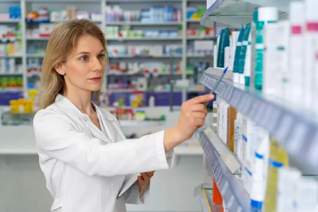 a pharmacy assistant works with a pharmacy assistant diploma
