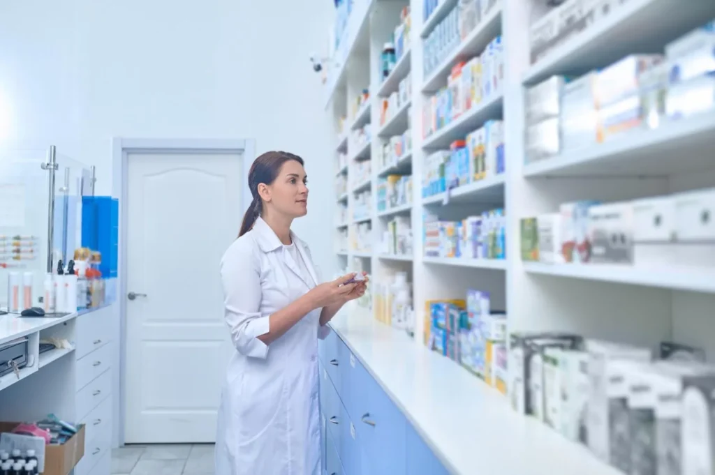 a pharmacy assistant works with a pharmacy assistant diploma