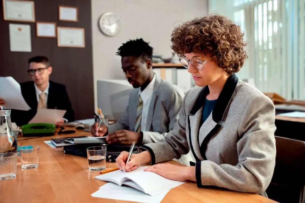 how_much_legal_assistants_earn